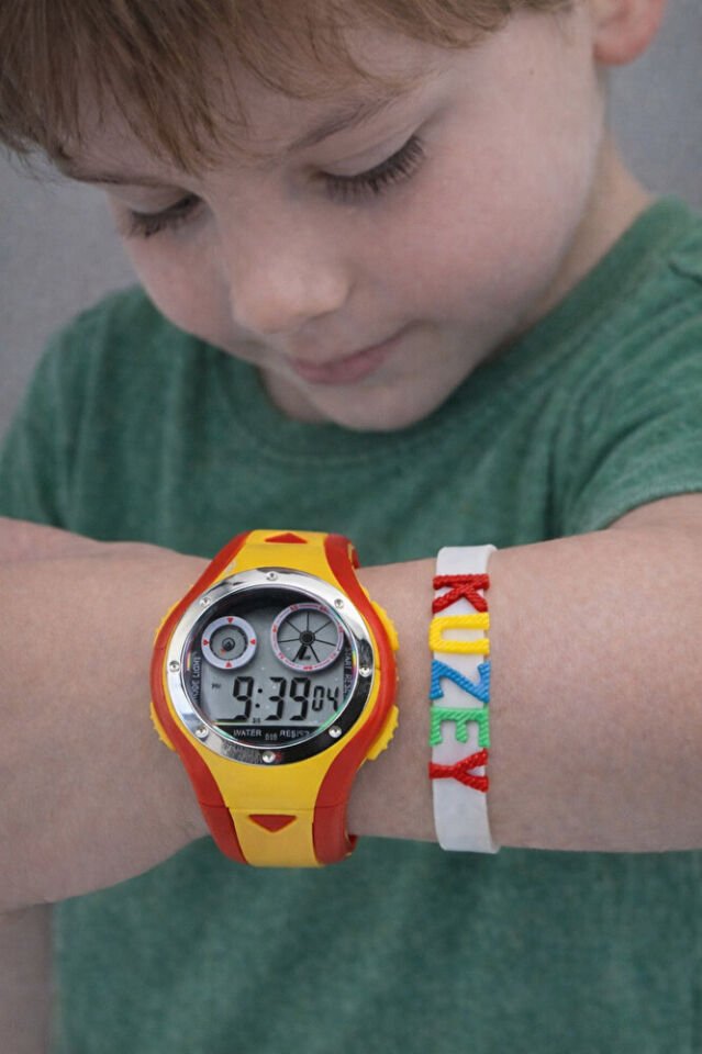 Çocuk Dijital Analog Kol Saati Sarı Kırmızı Silikon İsimli Bileklik Kız Erkek Çocuk Saat Seti