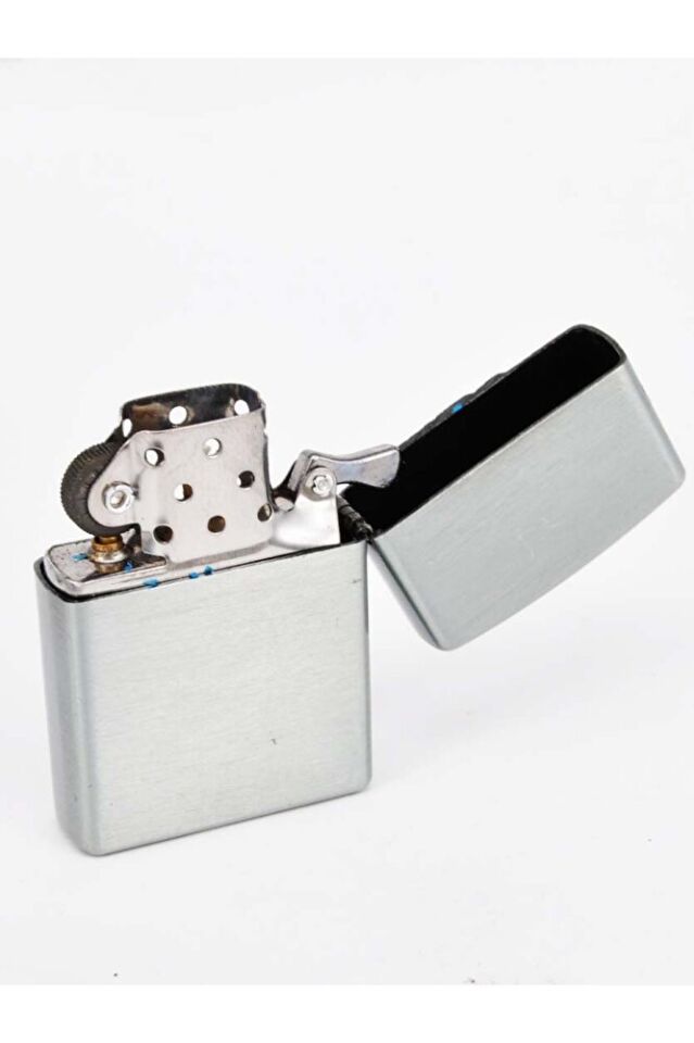 Gümüş Renk Aslan Figürlü Klasik Şık Benzinli Çakmak STA-C-031