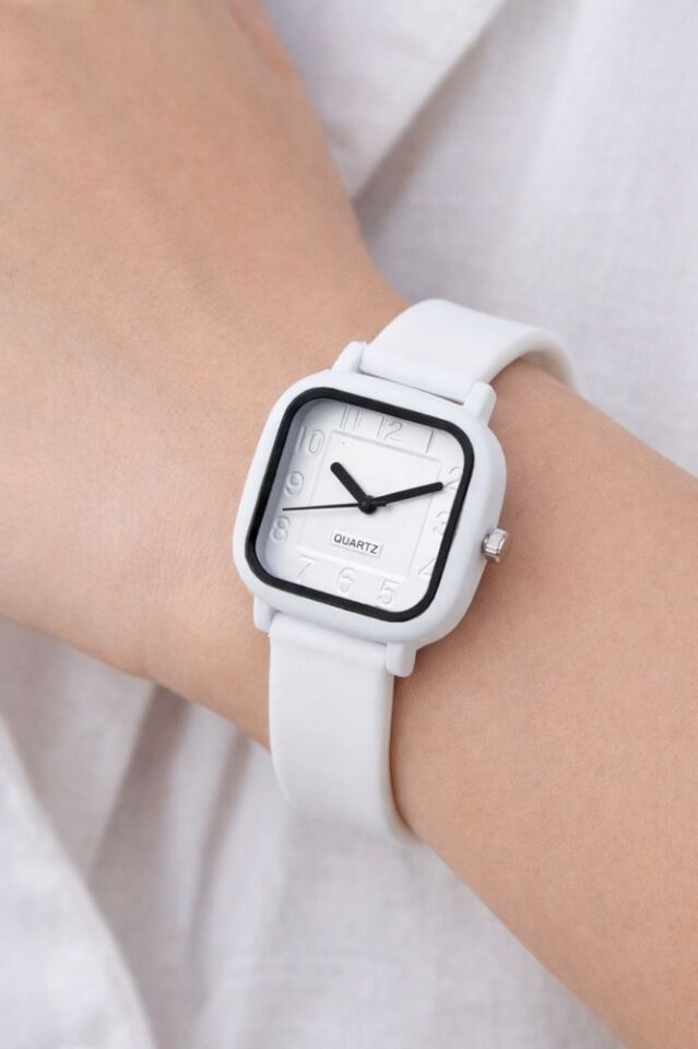 Beyaz Silikon Kordonlu Oval Kasa Şık Modern Analog Quartz Genç Kız Kadın Kol Saati