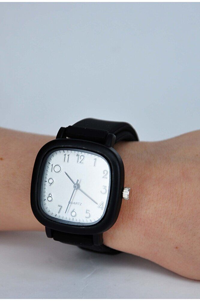 Siyah Renk Silikon Kordonlu Şık Şirin Tasarım Rakamlı Çocuk-Kadın Quartz Analog Kol Saati
