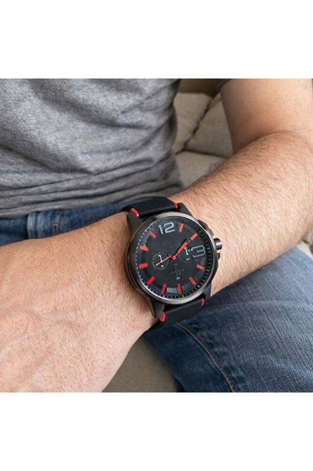 Siyah Renk Silikon Kordon Büyük Kasa Kırmızı Renk Detay Yetişkin Erkek Spor Analog Kol Saati