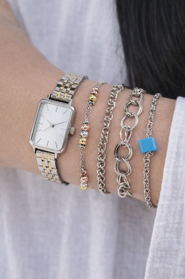 Gümüş Altın Renk Muhteşem Uyum Şık Zarif Kadın Saati & Yanındaki Bilekliklerle Beraber