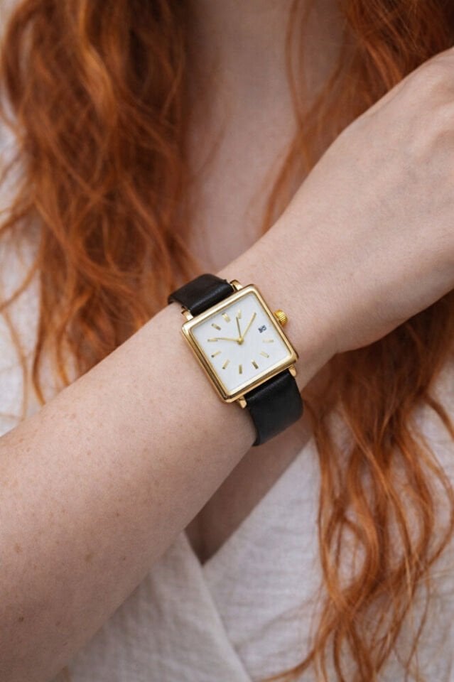 Altın Renk Kasa Takvimli Siyah Deri Kordon Genç Kız Kadın Zarif Şık Analog Kol Saati